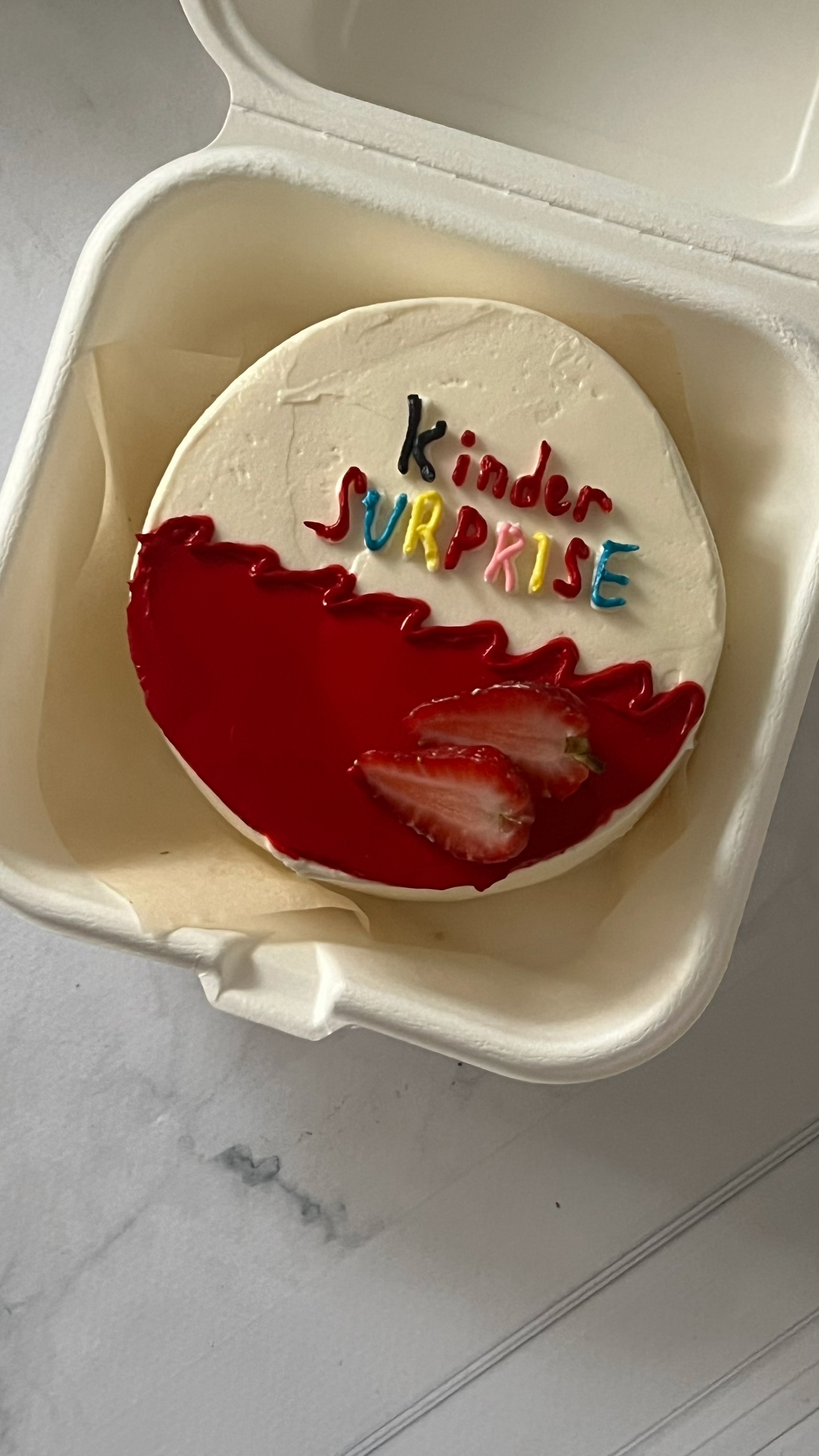 Бенто-торт «kinder SURPRISE» с яркой кремовой отделкой и клубникой — VIKICAKES