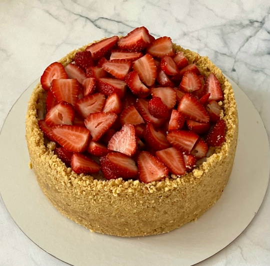 Круглый чизкейк с нарезанной клубникой на песочной основе — VIKICAKES