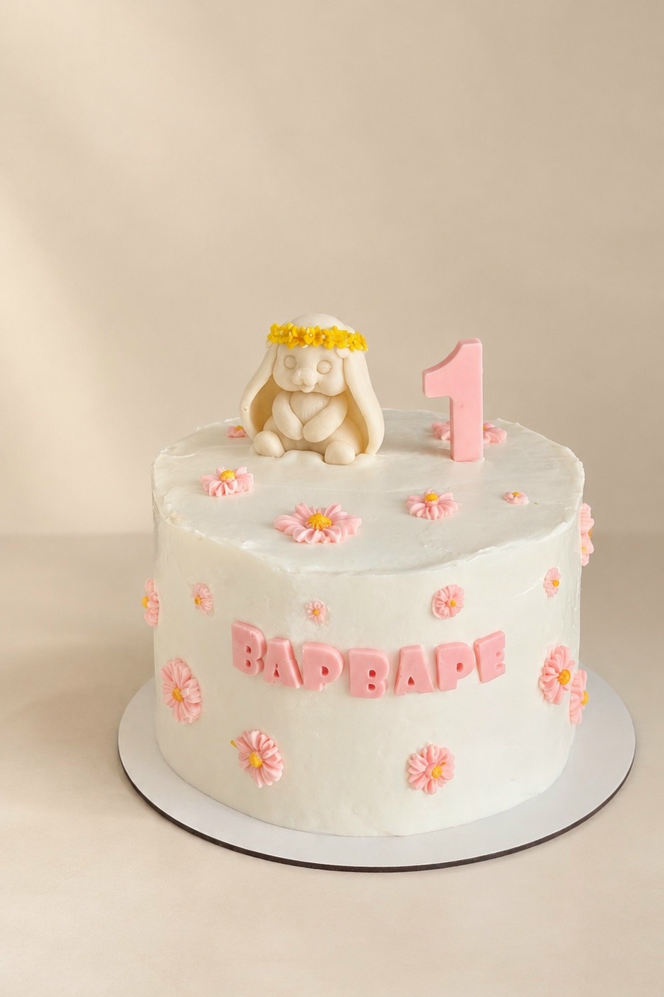Детский торт с фигуркой зайчика, цифрой 1 и именем — VIKICAKES