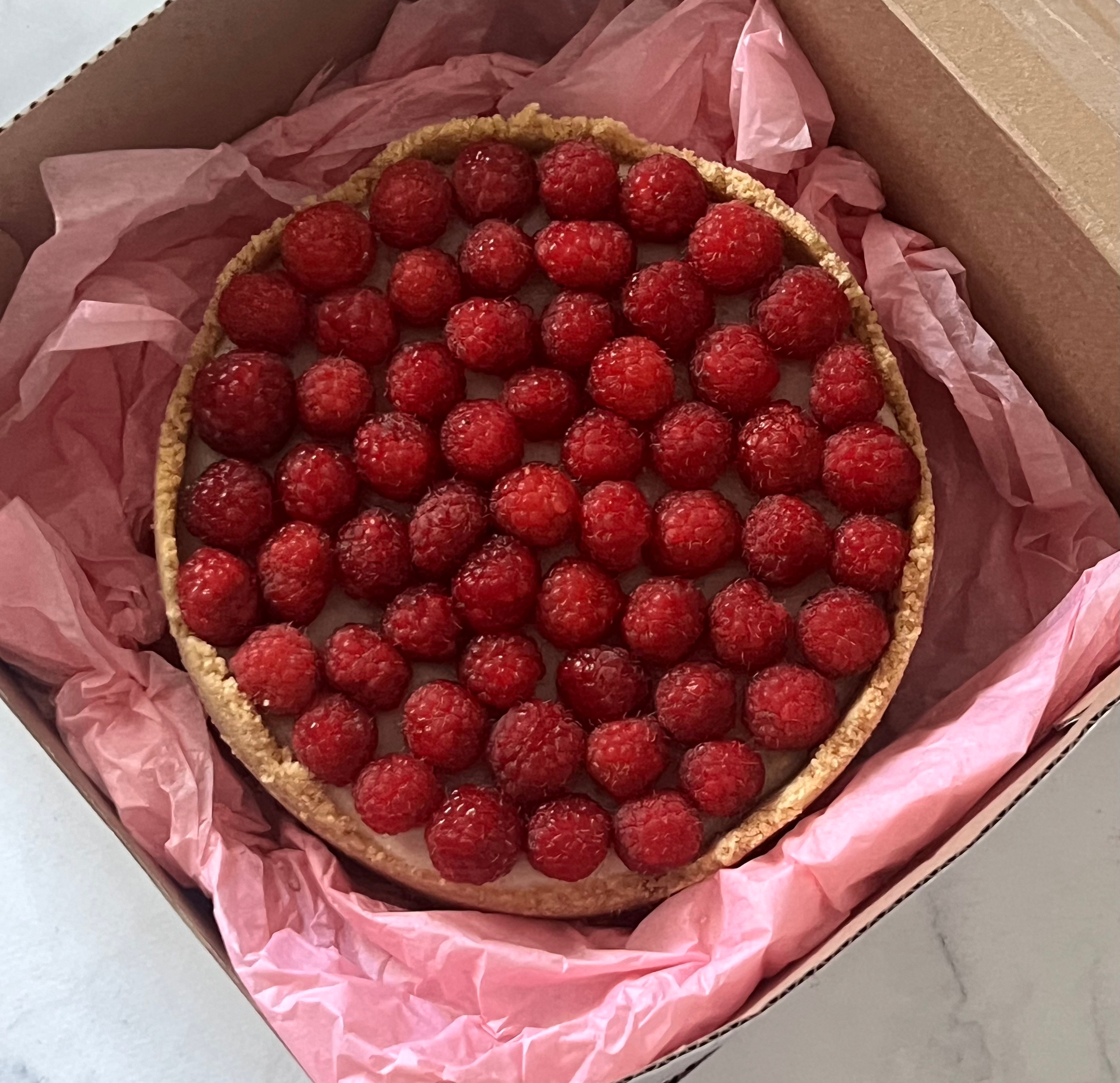 Чизкейк с малиной сверху в розовой бумаге — VIKICAKES
