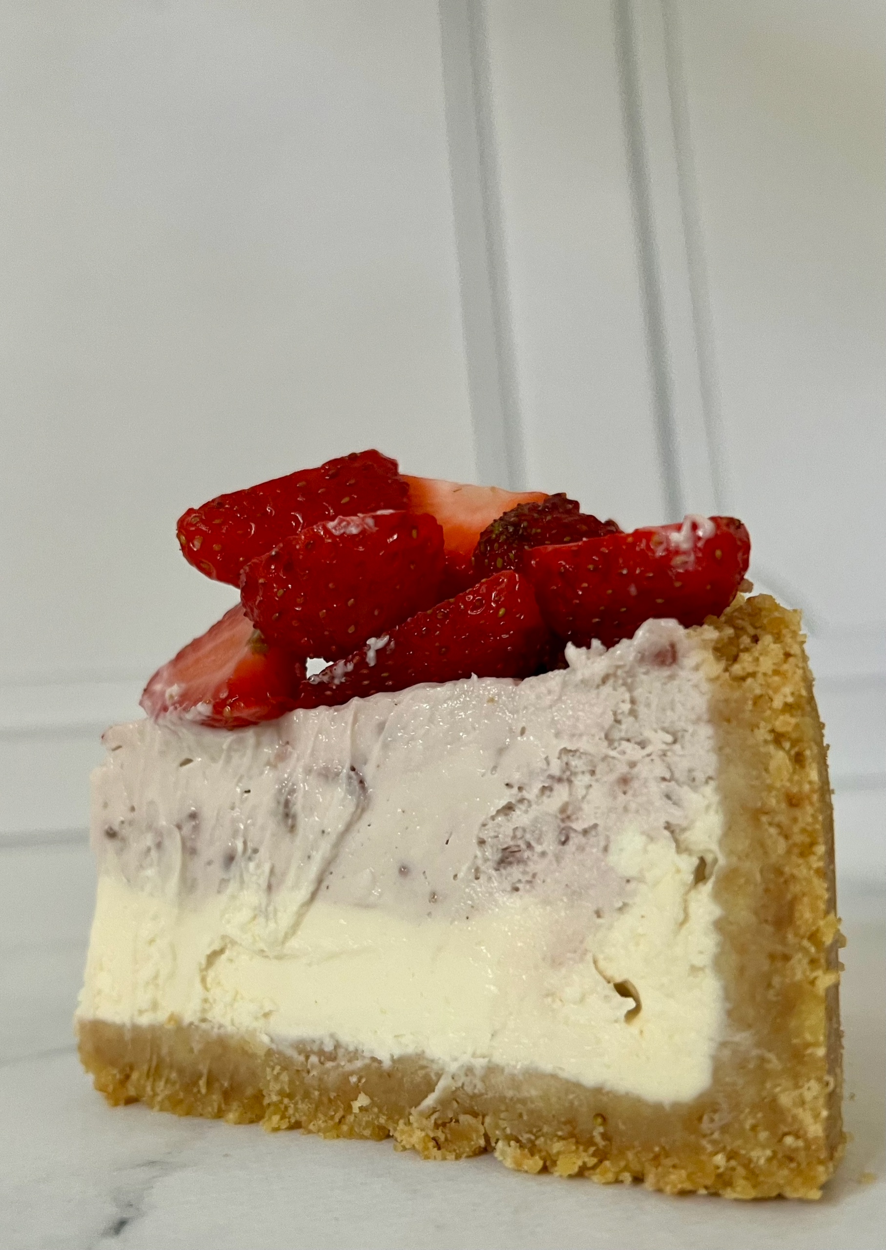 Кусок домашнего чизкейка со сливочным кремом и свежей клубникой — VIKICAKES
