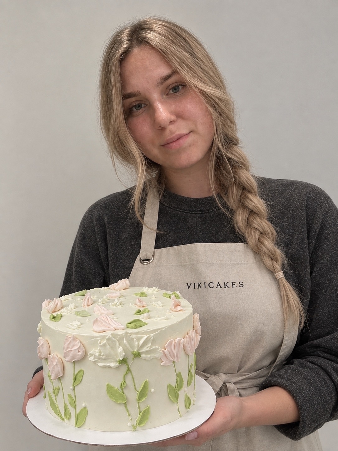 Вика, кондитер VIKICAKES, с авторским тортом